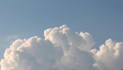 Wer genau hinsieht, entdeckt rechts neben dem Wolkenberg einen schlecht gelaunten Wolkerich im Profil.

Aufnameort: Marburg, 6.9.2014
Kamera: Canon EOS 600D, 1/1600; 5,6; 100,0mm; ISO 100