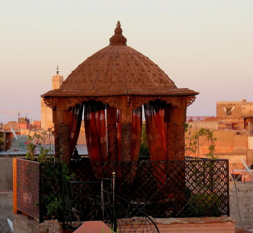 

Aufnameort: Marrakesch, 09.09.2014
Kamera: Canon Power Shot SX700, 1/100; 4,5; 13,9mm; ISO200