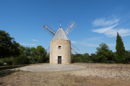 Eine sehr alte, aber wundervoll restaurierte Windmühle an der
Rhone.

Aufnameort: In der Nähe von Pont-Saint-Esprit/Südfrankreich
Kamera: Lumix FZ48