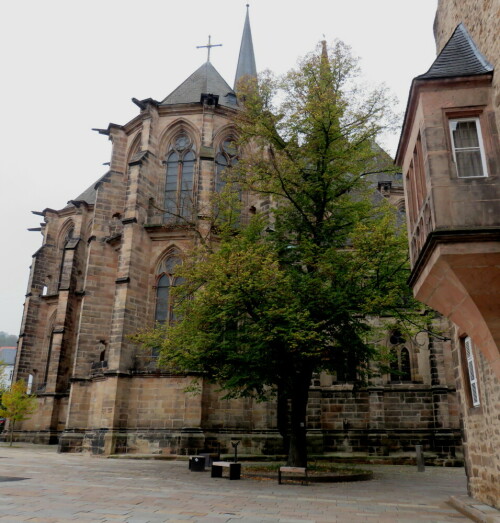 Elisabethkirche in Marburg, Ostfront; ohne den Baum wäre die Szene trotz der ausdrucksvollen Fassade der Kirche spannungsarm.
Im Vierungsturm dieser Kircche brütete während der letzten 2 Jahre mitten in der Stadt ein Uhupaar.

Aufnameort: Marburg, 25.10.2014
Kamera: Canon Power Shot SX700, 1/250; 4,0; 4,5mm; ISO 200