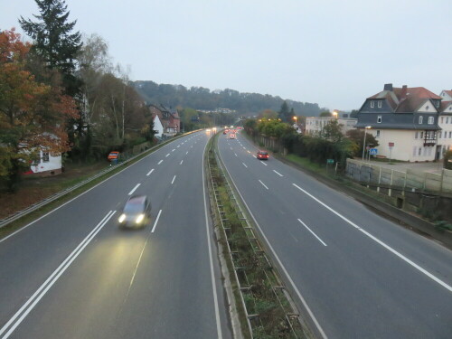 Autobahn mitten durch die Stadt - Folge des Mobilitätswahnes. Nicht nur Lärm und Abgase belästigen die Anwohner, das Gesicht Marburgs ist durch dieses Bauwerk zerstört.

Aufnameort: Marburg, 25.10.2014
Kamera: Canon Power Shot SX700, 1/20; 3,2; 4,5mm; ISO 1600