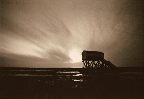 Pfahlbauten am Nordseestrand haben eine hundertjährige Tradition, so kann Hochwasser nicht in die Räume eindringen

Aufnameort: St.Peter-Bad
Kamera: Contax 167MT, 17mm, Analog - digitalisiert