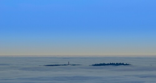 Wie auf einer Insel ragt der Moosturm bei Gengenbach im Nordschwarzwald aus dem Badischen Wolkenmeer hervor

Aufnameort: Brandenkopfturm - Oberharmersbach
Kamera: Nikon D5100