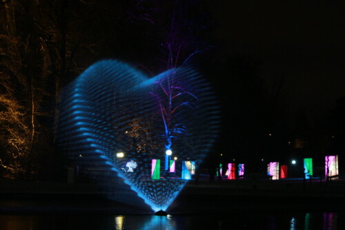 Mit einem Laserprojektor werden in den Wasserschleier immer neue Formen und Farben hineingezaubert

Aufnameort: Frankfurt/Main, Palmengarten, 28.12.2014
Kamera: Canon EOS 600D, 1/8; 4,0; 55,0mm; ISO 800