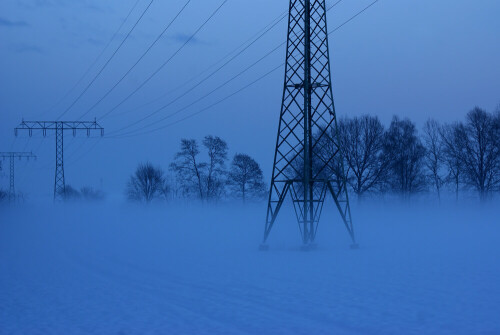 Was ist schöner? Strommasten oder Natur? Im Nebel wirken sogar die Strommasten schöner.

Aufnameort: zwischen glashütte und berlin
Kamera: sony alpha