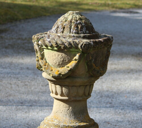 Moose und Flechten besiedeln den kunstvoll behauenen Stein und bilden einen eigenen Kontrast zu der Figur.

Aufnameort: Schlosspark Rauischholzhausen, 08.03.2015
Kamera: Canon EOS 600D, 1/400; 4,0; 70,0mm; ISO 100