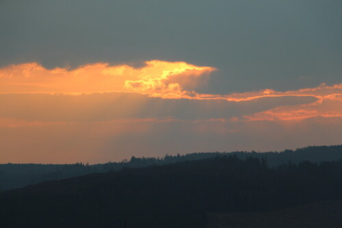 Fast könnte dies sich auch als Bildmotiv zu Pfingsten eignen?
"Sonne hinter Wolken"

Aufnameort: Eiershausen Haus
Kamera: Canon EOS 700D