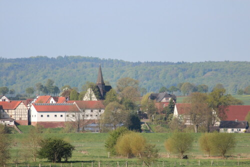 Blick von der Deichkrone über das Ohm - Rückhaltebecken auf das gegenüber liegende Dorf Großseelheim

Aufnameort: Deich bei Kirchhain-Niederwald, 02.05.2015
Kamera: Canon EOS 600D 1/400; 5,6; 250,0mm; ISO 100