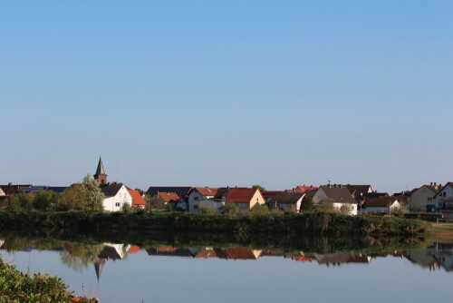 Blick auf Niederwald bei Kirchhain, früh am Morgen

Aufnameort: Deich bei Kirchhain-Niederwald, 02.05.2015
Kamera: Canon EOS 600D 1/250; 9,0; 65,0mm; ISO 100