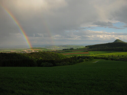 Blick über Engen zum Hohenkrähen; rechts der Hohenhewen

http://martin-ebner.net/regions/lake-constance/

Aufnameort: oberhalb von Engen
