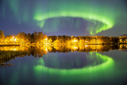 Seit etwa 40 Jahren fotografiere ich Polarlichter, zumeist in Nordnorwegen. Fast immer wehen mehr oder weniger starke Winde. Hier war es absolut windstill.

Aufnameort: Prestvannet in Tromsö
Kamera: Canon EOS 5D MarkIII