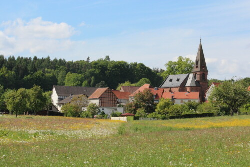 Ein kleines Dorf im Ostkreis von Marburg zeigt sich im Frühjahr von seiner schönsten Seite. Die Linde, die hinter der Kirche aufragt, ist eine über 800 Jahre alte Tanzlinde.

Aufnameort: Umgebung von Himmelsberg, 14.05.2015
Kamera: Canon EOS 600D 1/200; 20,0; 75,0mm; ISO 400