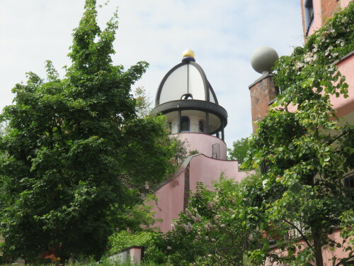 Inzwischen sind die Baum-Mieter kräftig gewachsen und bilden mit dem Hundertwasser-Haus ein abwechslungsreiches Ensemble.

Aufnameort: Magdeburg, 23.05.2015
Kamera: Canon Power Shot SX700 1/1000; 4,0; 10,6mm; ISO 200