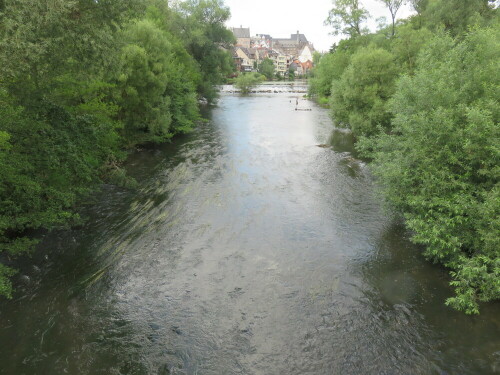 Die Lahn in Marburg unterhalb des Wehres

Aufnameort: Stadtbereich Marburg
Kamera: Canon Power Shot SX700 1/320; 4,0; 4,5mm; ISO 200