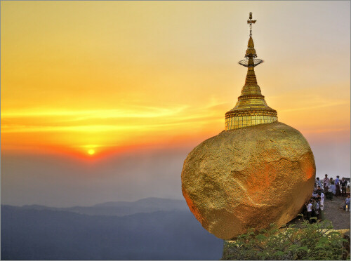 In Myanmar(Burma) gibt es vieles zu bestaunen. So z.B. den "Golden Rock". Zwischen Bago und Tathon, ungefähr auf halber Strecke, liegt der kleine Ort Kyaikhtyio, in dem der Aufstieg zur Kyaikhtyio-Pagode beginnt. Sie wird auch als "Golden-Rock-Pagode" bezeichnet. Die Pagode selbst ist nur ungefähr 5 m hoch, und sie balanciert auf einem goldenen Felsen.Dieser wiederum wird lt. den gläubigen Birmanen von drei Haaren Buddhas in der Balance gehalten. Die Pagode gehört zu den größten buddhistischen Heiligtümern Myanmars.


Aufnameort: Myanmar
Kamera: Canon EOS 5D, Mark II