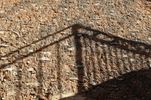 schattenspiel-auf-mauer-in-der-provence-14982.jpeg