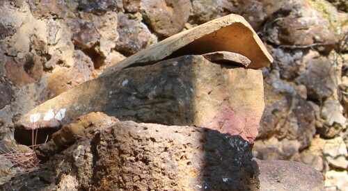 Teile einer Naturstein-Ruine im Wald der Bruyere

Aufnameort: La Bruyere, Villars, Provence 08.09.2015
Kamera: Canon EOS 600D 1/100; 5,6; 55,0mm; ISO 100