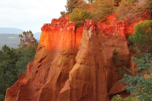 Es entsteht eine fast unwirkliche Stimmung, wenn die Abendsonne die Ockerfelsen zum Leuchten bringt.

Aufnameort: Rousillon, Provence, 08.09.2015
Kamera: Canon EOS 600D 1/100; 5,6; 55,0mm; ISO 1600