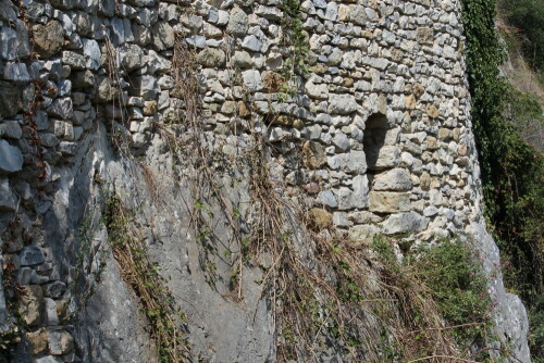 Passgenau sind die Steine der Mauer dem Felsprofil angepasst

Aufnameort: Provence, Oppedette, 10.09.2015
Kamera: Canon EOS 600D 1/250; 10,0; 55,0mm; ISO 100