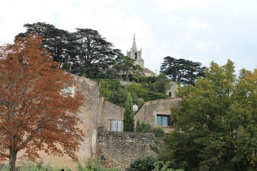 Bäume und Häuser bilden ein spannungsreiches, aber dennoch harmonisches Ensemble

Aufnameort: Luberon, Bonnieux, 12.09.2015
Kamera: Canon EOS 600D 1/100; 7,1; 46,0mm; ISO 100