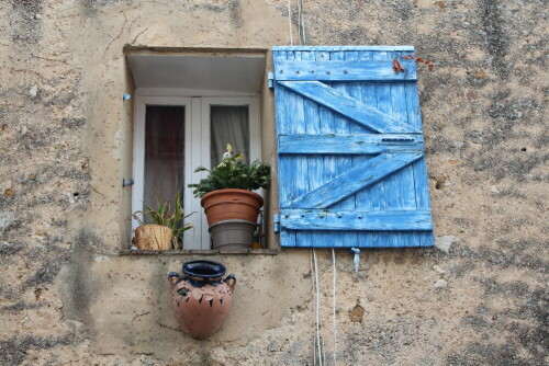 

Aufnameort: Provence, Villars bei Apt, 14.09.2015
Kamera: Canon EOS 600D 1/60; 5,6; 40,0mm; ISO 125