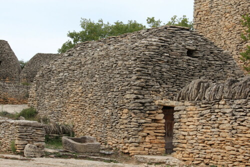 Steinhäuser, ohne Mörtel gebaut, in denen Menschen bis ins 19. Jahrhundert lebten. Ähnliche Bauten existieren in Italien, Spanien und Irland. Es gab Wohnhäuser und Stallungen.

Aufnameort: Provence, Gordes, 14.09.2015
Kamera: Canon EOS 600D 1/125; 8,0; 55,0mm; ISO 100