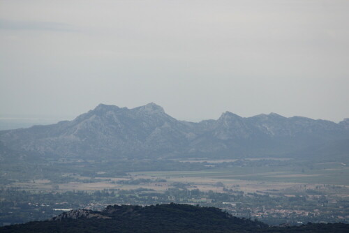 Blick von den Höhen des Luberon auf die Alpilles, eine schroffe, bis 400m hohe Bergkette, welche die Camargue nach Norden begrenzt. Geier, Schlangenadler und viele Reptilien bevölkern das unwirtliche Felsgebiet.

Aufnameort: Provence, Luberon, 15.09.2015
Kamera: Canon EOS 600D 1/500; 8,0; 250,0mm; ISO 100