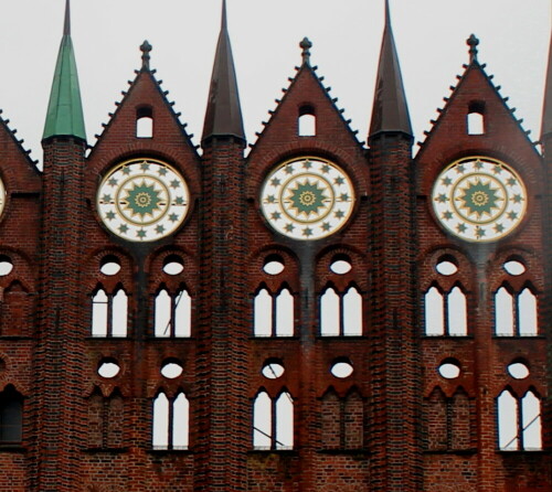 Die Marktplatzfront des Stralsunder Rathauses

Aufnameort: Stralsund, 16.10.2015
Kamera: Canon EOS 600D 1/30; 5,6; 18,0mm; ISO 100