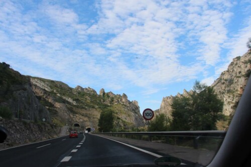 Ein Tunnel in den spanischen Westpyrenäen
https://de.wikipedia.org/wiki/Tunnel

Aufnameort: Nordspanien, Westpyrenäen
Kamera: Canon EOS 700D