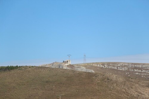 Eine Landschaft, die stellenweise kaum Besiedlung aufweist.
https://de.wikipedia.org/wiki/Spanien

Aufnameort: Nördliches "Zentralspanien"(südlich von Burgos)
Kamera: Canon EOS 700D