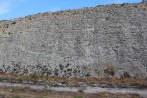 Die westlichen Pyrenäen bestehen - auch nach Angaben von wikipedia - aus Kalkstein.
https://de.wikipedia.org/wiki/Pyrenäen

Aufnameort: Westliche Pyrenäen in Nordspanien
Kamera: Canon EOS 700D