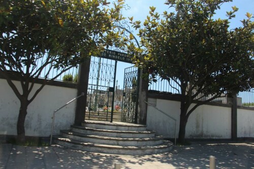 Ein Friedhof gilt als Ort der Ruhe.
https://de.wikipedia.org/wiki/Friedhof

Aufnameort: Nördlich von Porto(Portugal)
Kamera: Canon EOS 700D