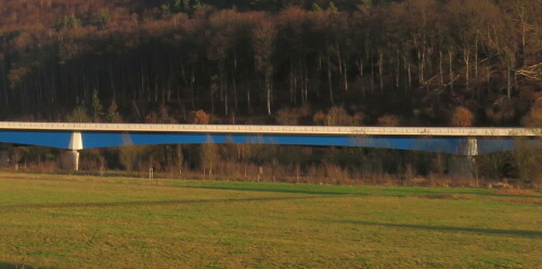 Autobahnbrücke über das Lahntal bei Argenstein; ein Dialog ästhetischer Natur mit ästhetischer Technik

Aufnameort: Lahntal bei Argenstein
Kamera: Canon Power Shot SX700 1/500; 4,0; 4,5mm; ISO 125