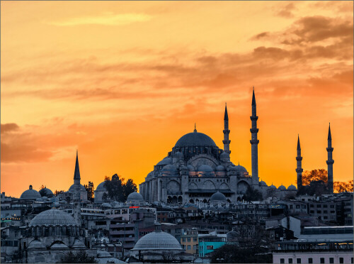 Die Süleymaniye-Moschee (türkisch Süleymaniye Camii) ist eine der großen Moscheen in İstanbul. Sie wurde im Auftrag von Sultan Süleyman dem Prächtigen in einer sehr kurzen Bauzeit zwischen den Jahren 1550 und 1557 erbaut und ist ein wichtiges Werk des Architekten Sinan.
(Zitat: Wikipedia)

Aufnameort: Istanbul
Kamera: Canon EOS 5D, Mark II