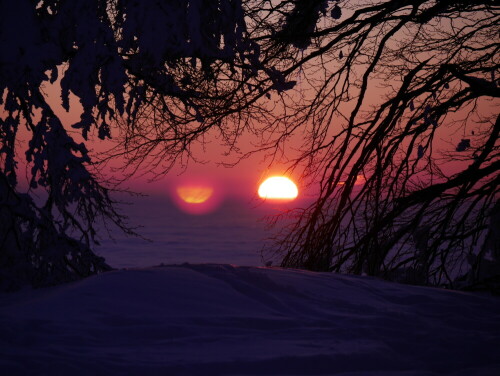 Die reizvolle Spiegelung der Sonne über dem Nebelmeer und dem 
Schnee bei den Windbuchen auf dem Schauinsland.

Aufnameort: Schauinsland bei Freiburg im Breisgau
Kamera: LUMIX GX 7 Objektiv 14-140