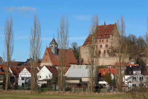 Das Schloss der Familie Schenck zu Schweinsberg beherrscht das Ortsbild, danach die Kirche, dann die Wohnungen

Aufnameort: Schweinsberger Moor, 28.01.2016
Kamera: Canon EOS 600D 1/250; 10,0; 55,0mm; ISO 100