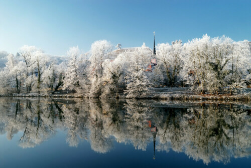 Nach einer kalten nebligen Nacht, präsentierte sich die Landschaft am Neckarufer, in diesem Raureifkleid.
Die Sonne bereitete diesem zauberhaften Anblick, leider wieder ein schnelles Ende.

Aufnameort: Ludwigsburg-Neckarweihingen
Kamera: Nikon D200