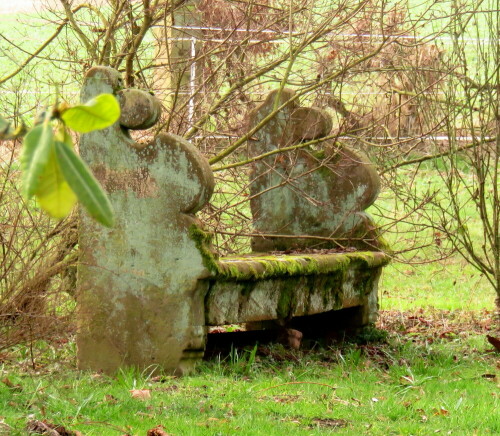 Langsam ergreift sie von dieser Steinbank Besitz. Und im Laufe von Jahrhunderttausenden oder Jahrmillionen wird die Bank zerfallen. Die Natur ist Beides: Schöpferin einer unglaublichen Vielfalt, aber auch die Große Gleichmacherin. Alles entsteht aus Sternenstaub und wird wieder zu Sternenstaub...

Aufnameort: Wohratal bei Rauschenberg, 28.02.2016
Kamera: Canon Power Shot SX700 1/60; 5,0; 25,6mm; ISO 125