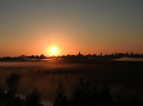 sonnenaufgang-im-nebel-16518.jpeg