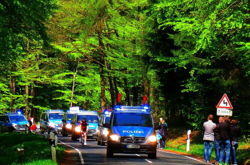 Das Fahrerfeld wird von einem riesigen Polizeiaufgebot "eingerahmt", u. a. auch aus Angst vor einem terroristischen Anschlag. Der Wald hält es aus...

Aufnameort: Ruppertshain im Taunus, 01.05.2016
Kamera: Canon Power Shot SX700 1/160; 5,0; 19,7mm; ISO 125