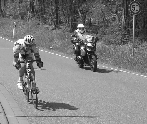 Aufgenommen bei der Tour rund um den Finanzplatz Eschborn. Einerseits stellen soche Ereignisse eine erhebliche Belastung der Umwelt dar; andererseits erwecken sie auch bei vielen Menschen Begeisterung für den Radsport und bringen sie dazu, selbst zu radeln, was für die Natur wiederum von Vorteil ist...

Aufnameort: Ruppertshain im Taunus, 01.05.2016
Kamera: Canon Power Shot SX700 1/640; 4,0; 4,5mm; ISO 100