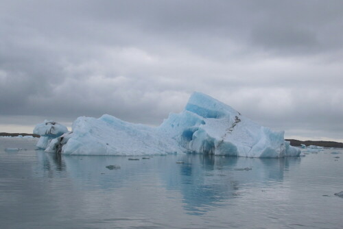 Eis

Aufnameort: Island
Kamera: Canon 7D Mark II