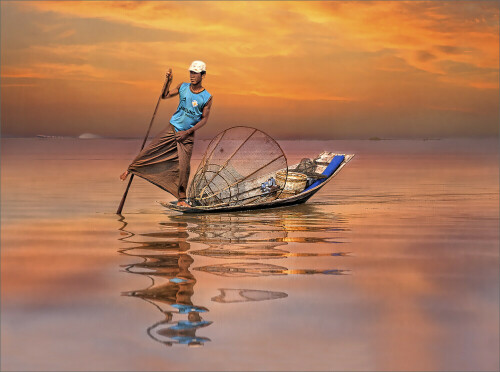 Einbeinruderer auf dem Inle See.
Der Inle-See ist ein Süßwassersee im Shan-Staat in Myanmar. Er ist bekannt durch seine Einbeinruderer und schwimmenden Dörfer und Gärten. Das Leben dieser Menschen ist völlig auf den See ausgerichtet.

Aufnameort: Inle See, Myanmar
Kamera: Canon EOS 5D, Mark II