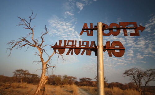 Den Wegweiser beim Spaziergang entdeckt

Aufnameort: Nähe "Etendero-Farm'" - Namibia
Kamera: Canon 450D