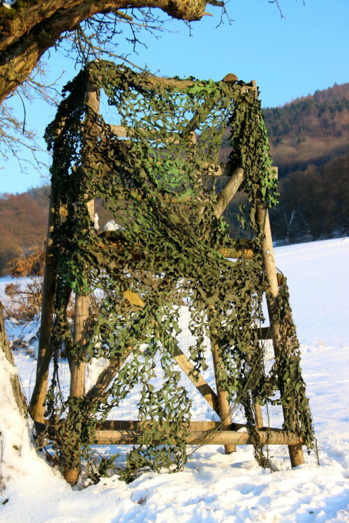 "Nun ja - wer bemerkt zuerst den anderen?"
https://de.wikipedia.org/wiki/Hochsitz

Aufnameort: Südlich von Eiershausen in Richtung Wissenbach
Kamera: Canon EOS 700D