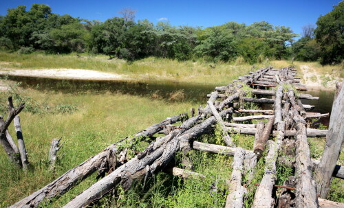 unterwegs entdeckt

Aufnameort: auf dem Weg von Namushasha nach Nkasa Lupala - Namibia
Kamera: Canon 450D