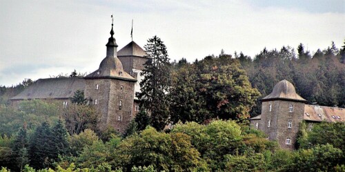 Die Burg Schnellenberg ist eine Höhenburg über dem Biggetal.
https://de.wikipedia.org/wiki/Burg_Schnellenberg

Aufnameort: 57439/Attendorn
Kamera: Medion Camcorder