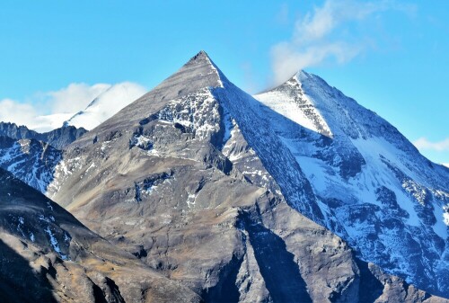 links in den Wolken der Großglocknergipfel - 3798 m

Aufnameort: Großglockner-Österreich
Kamera: Nikon D7200