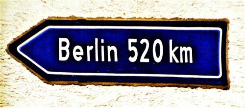 Allgemein bekannt ist ja, dass "alle Wege nach Rom führen."
In Deutschland gibt es einige offensichtlich auch nach Berlin.
https://de.wikipedia.org/wiki/Berlin

Aufnameort: 35102/Kirchvers
Kamera: Medion Camcorder