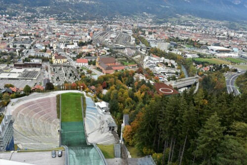 Blick vom Sprungschanzenturm am Bergisel runter nach Innsbruck

Aufnameort: Bergisel-Innsbruck
Kamera: Nikon D7200